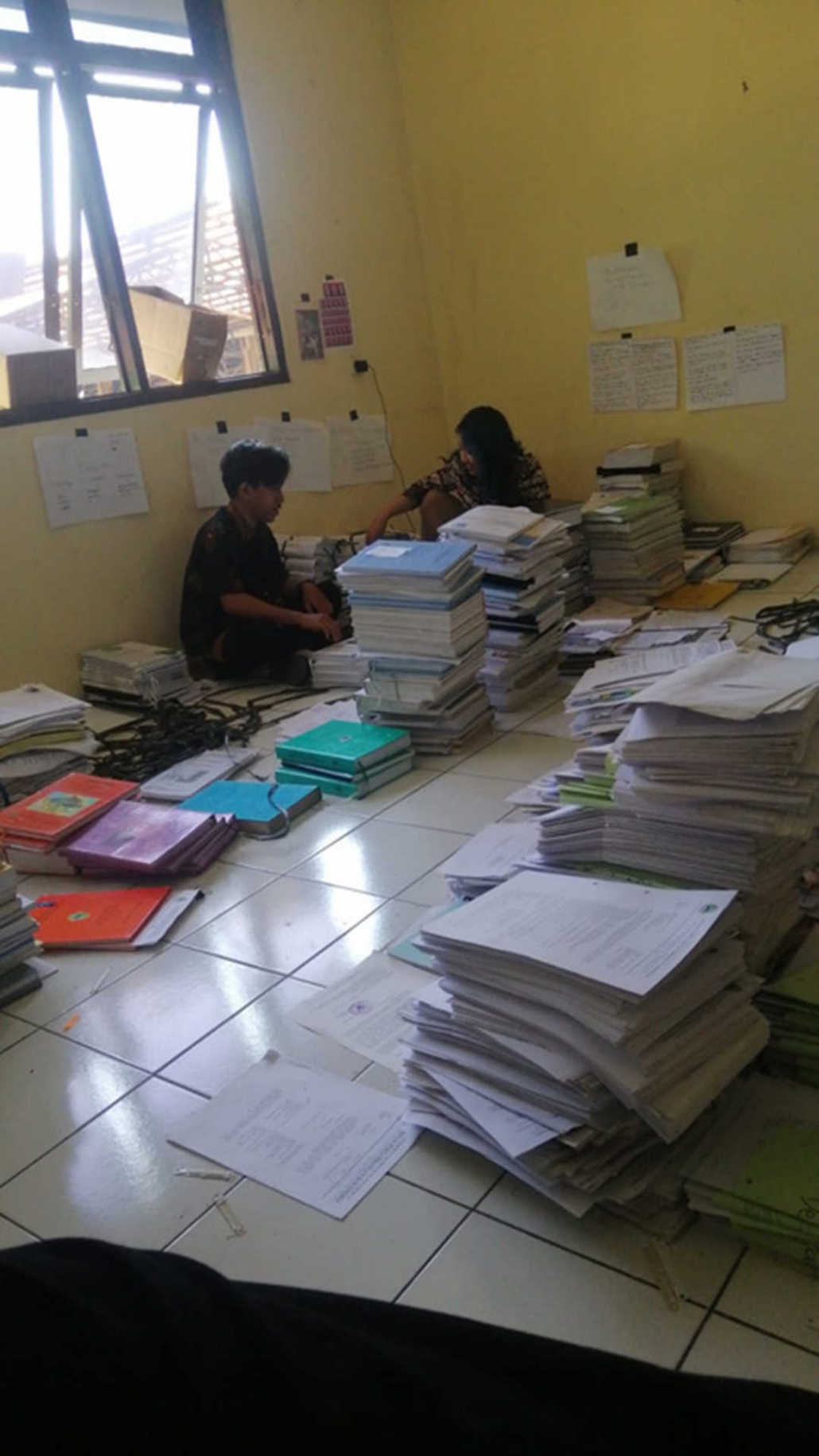 Pegawai sedang rekap berkas